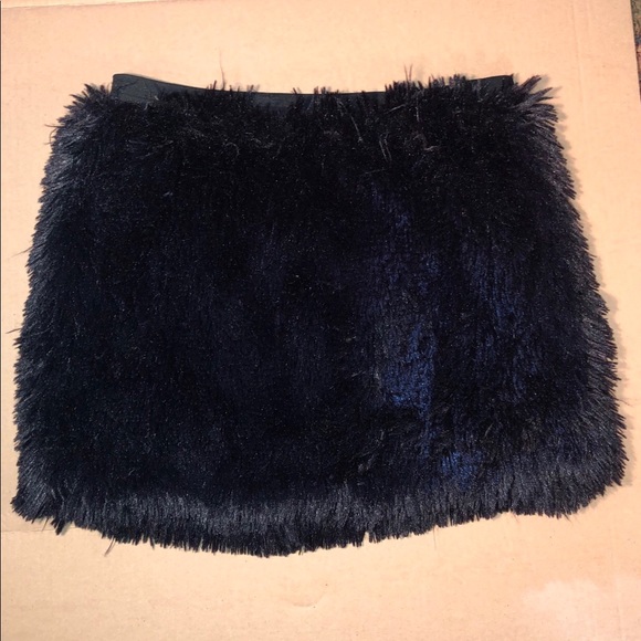 Black mini skirt - Picture 2 of 5